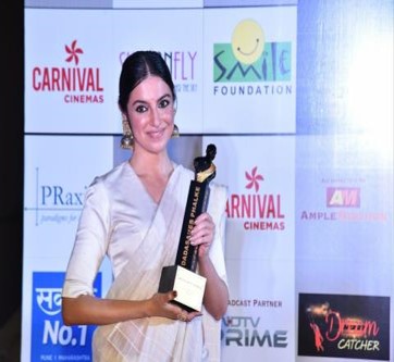 Divya Khosla Kumar adorned Narayan Jewellers’ ring as she won the award at Dadasaheb Phalke Excellence Awards 2018.